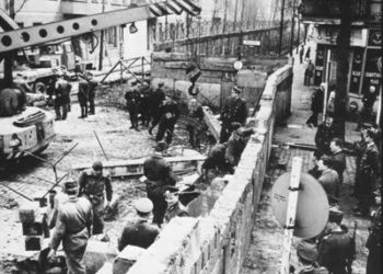 Σαν σήμερα: Το 1961 αρχίζει να χτίζεται το Τείχος του Βερολίνου